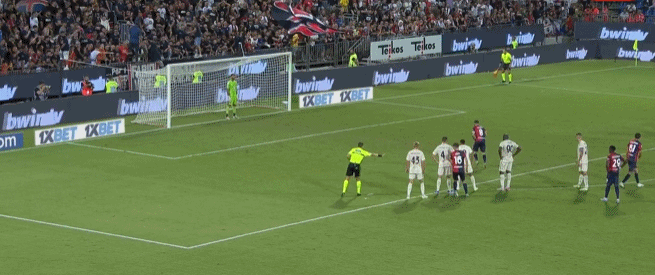 彻底怒了！勇士全队集体抗议裁判，库里遭对手恶劣犯规引发愤怒